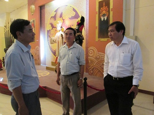 Vice Chairman Tho (1st right) and museum representatives (Photo: http://www.danang.gov.vn)