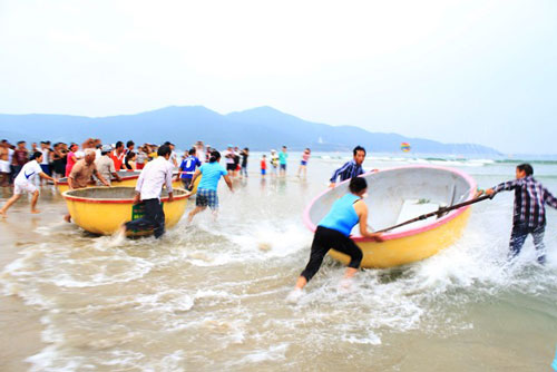 A rescue coracle race