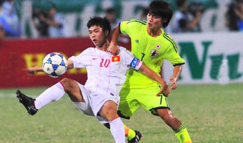 Vietnamese striker Cong Phuong (No.10) is challenged by a Japanese player during the match in Ha Noi on September 9