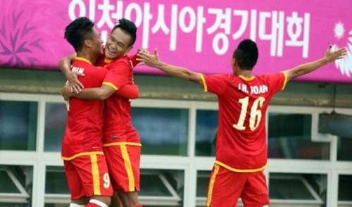 Vietnamese players celebrate a goal
