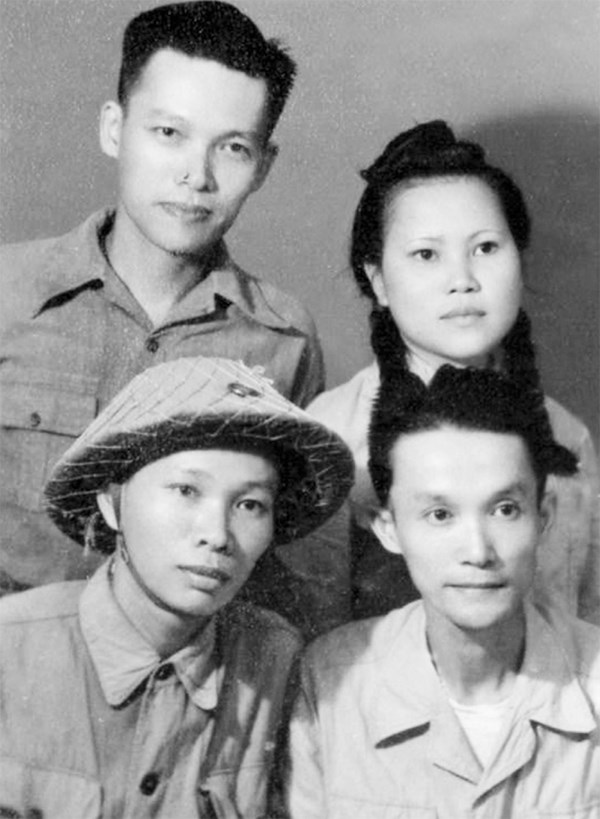 Ba anh em họ Lưu gặp nhau tại Thủ đô Hà Nội năm 1954 sau 9 năm kháng chiến: Lưu Quang Thuận và vợ (đứng), Lưu Quang Thành và Lưu Trùng Dương (đội mũ bộ đội).  Ảnh tư liệu gia đình cung cấp.