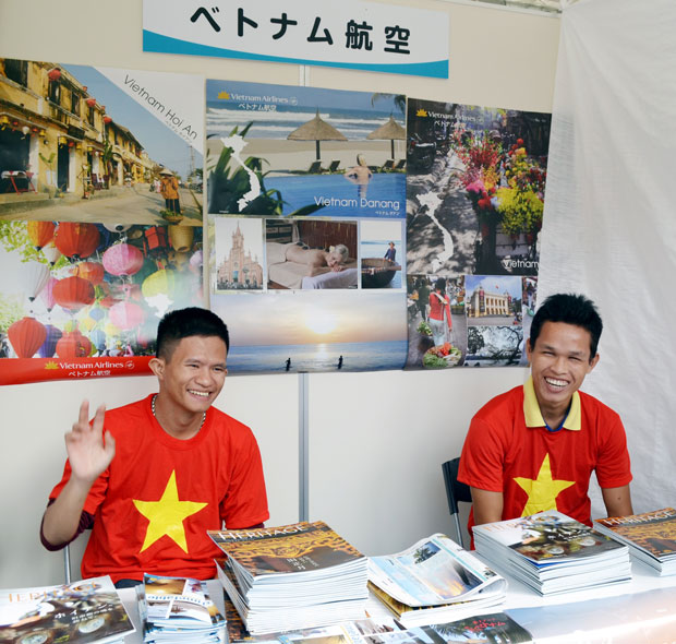 “Nhìn các bạn Việt Nam thật đầy sức sống bởi các bạn luôn cười thân thiện và lạc quan”, một người Nhật đã nói. TRONG ẢNH: Sinh viên giới thiệu thông tin về đất nước, con người Việt Nam qua gian hàng trưng bày.