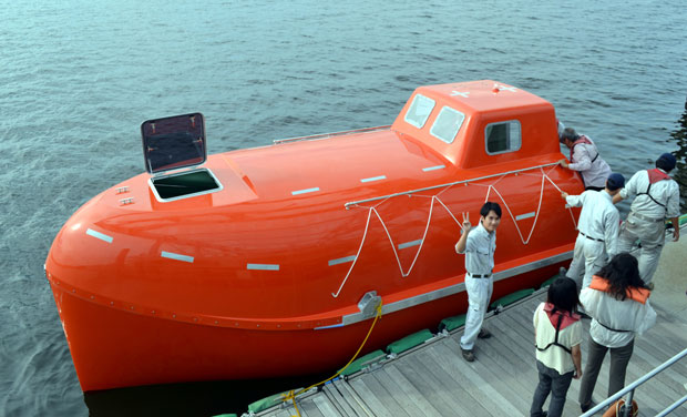 Tàu cứu sinh Sóng thần- niềm tự hào của Công ty đóng tàu ShiGi, Nhật Bản lại chính là sản phẩm do hai bạn trẻ Việt Nam thiết kế. (Bùi Nguyễn Toàn - người giơ tay chào trong ảnh, 27 tuổi, quê Hải Phòng, là người tham gia thiết kế con tàu từ đầu đến khi hoàn thiện).