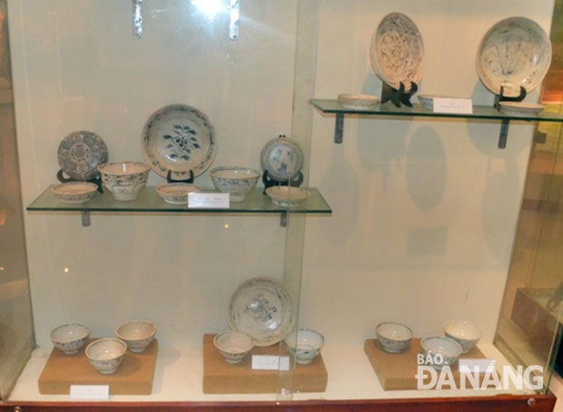 Bộ sưu tập gốm Chu Đậu được trưng bày tại bảo tàng chủ yếu có niên đại từ thế kỷ 15,16, thời kỳ gốm Chu Đậu phát triển đỉnh cao về chất lượng và thẩm mỹ. Phần lớn là đồ gốm men trắng chàm được trục vớt từ tàu cổ phát hiện ở Cù Lao Chàm (Hội An) năm 1997. 