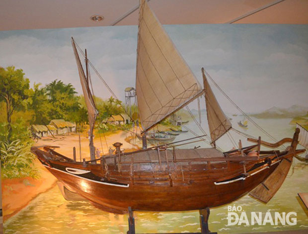 Ghe bầu là một trong những đặc trưng của khu trưng bày đời sống ngư dân và cảng biển Đà Nẵng. Đây là loại thuyền biển có trọng tải lớn, thường được dùng để vận chuyển hàng góa giữa các vùng miền trong nước và cả buôn bán với nước ngoài như: Nhật Bản, Trung Quốc, Thái Lan…
