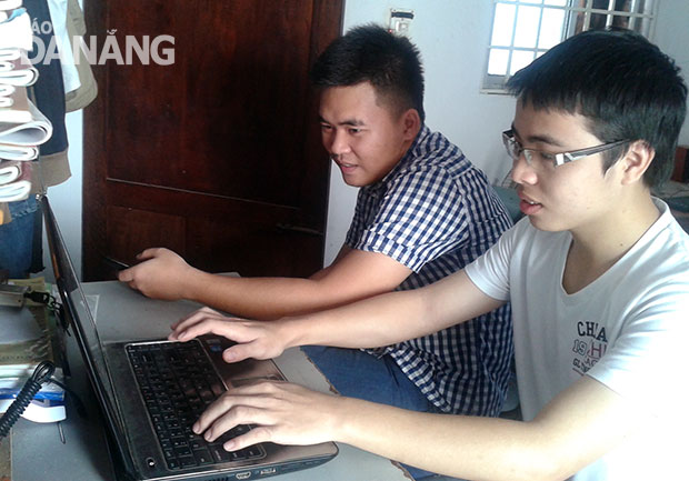 Nhiều sinh viên làm thêm là để trau dồi kỹ năng của mình. TRONG ẢNH: Sinh viên Trần Xuân Nam (phải) nhận viết phần mềm lập trình cho một số đơn vị. Ảnh: V.T.L