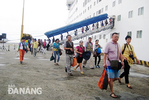 Cruise ship passengers arriving at the Tien Sa Port
