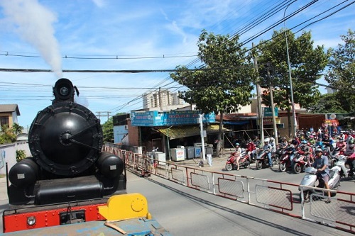 The locomotive crossed through Bien Hoa, Dong Nai Province and neighboring Binh Duong Province on December 28, 2014.