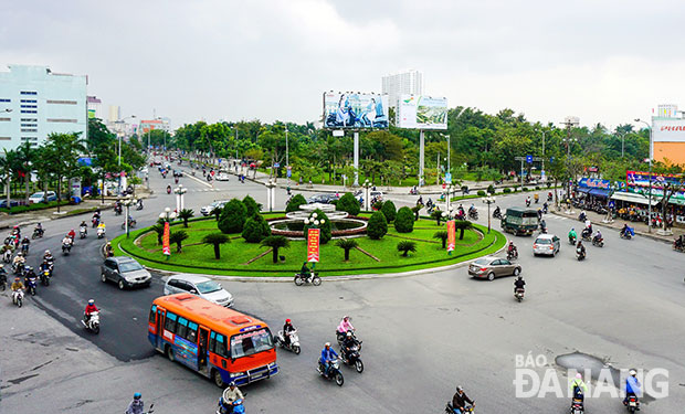 Bùng binh Điện Biên Phủ-Lê Độ-Nguyễn Tri Phương là nút giao thông lớn nhất trên đường Điện Biên Phủ với hàng ngàn lượt xe cộ qua lại mỗi ngày. 