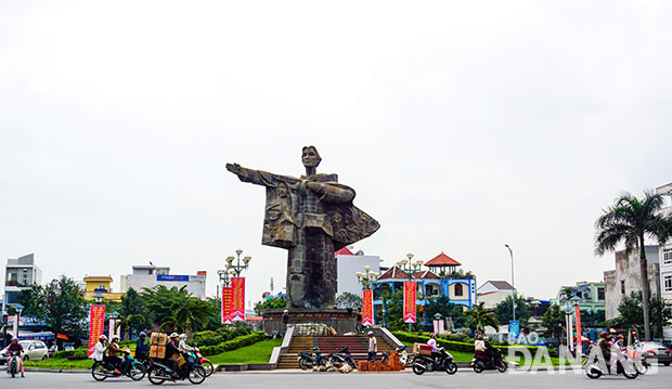 Tượng đài Mẹ Dũng Sỹ Thanh Khê- dấu ấn nổi bật nhất của con đường Điện Biên Phủ.