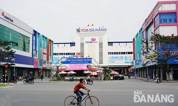 Làn đường rộng, thoáng góp phần thúc đẩy việc kinh doanh của các trung tâm mua sắm, siêu thị trên tuyến đường Điện Biên Phủ được thuận lợi hơn. 