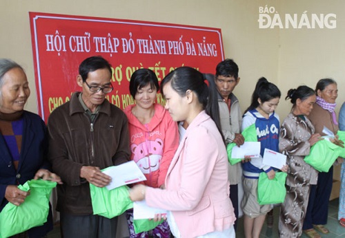 Local poor people receiving Tet gifts from the city’s Red Cross Association