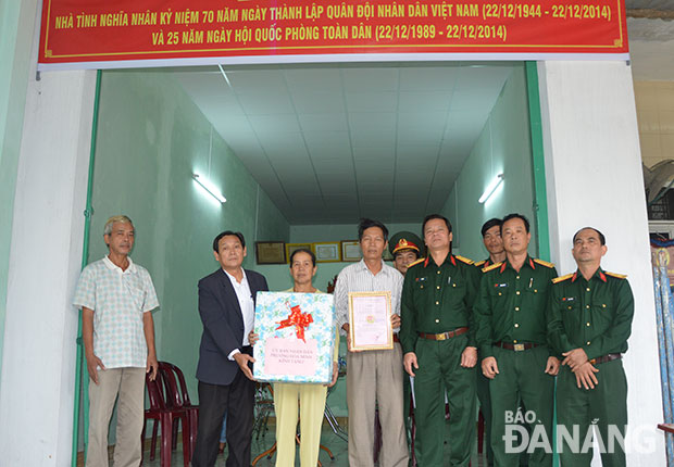 Lãnh đạo Bộ Chỉ huy quân sự thành phố bàn giao nhà mới cho ông Nguyễn Văn Trường ở phường Hòa Minh, quận Liên Chiểu.