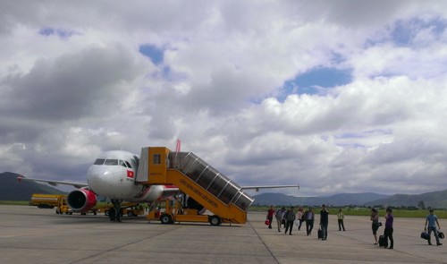 Passengers leave a VietJet Air plane at Lien Khuong Airport in Da Lat