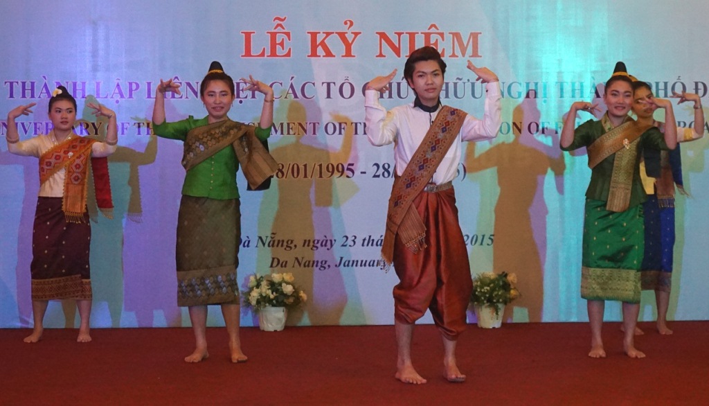 sinh viên Lào tham gia biểu diễn văn nghệ tại lễ kỷ niệm