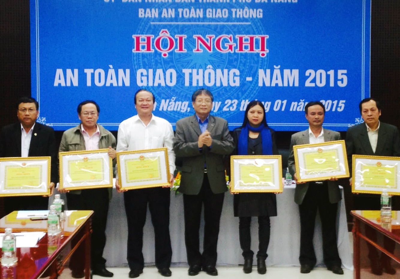 Phó Chủ tịch UBND thành phố Nguyễn Ngọc Tuấn trao Bằng khen của UBND thành phố cho những đơn vị có thành tích xuất sắt trong công tác trật tự àn toàn giao thông năm 2014