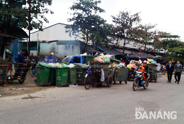 Đã nhiều năm nay, người dân sống trên tuyến đường Nguyễn Đình Trọng và tiểu thương buôn bán ở chợ Hòa Khánh phải hứng chịu ô nhiễm từ trạm rác.      