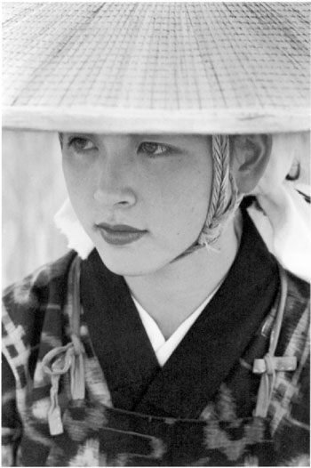 Thiếu nữ Nhật ở Omagari, Akita, 1953. Ảnh: Ihee Kimura