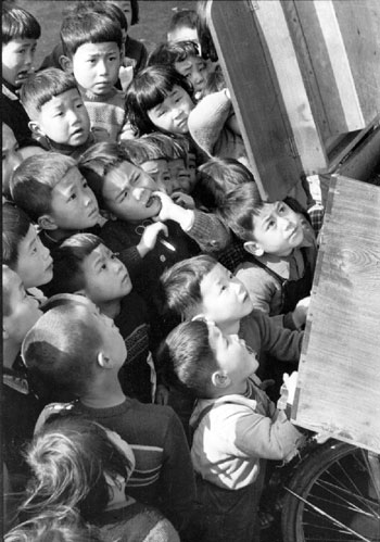 Trẻ em xem triển lãm ảnh lưu động  ở Tokyo, 1953. Ảnh:Ken Domon