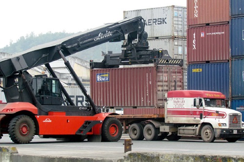 Unloading cargo at the Tien Sa Port