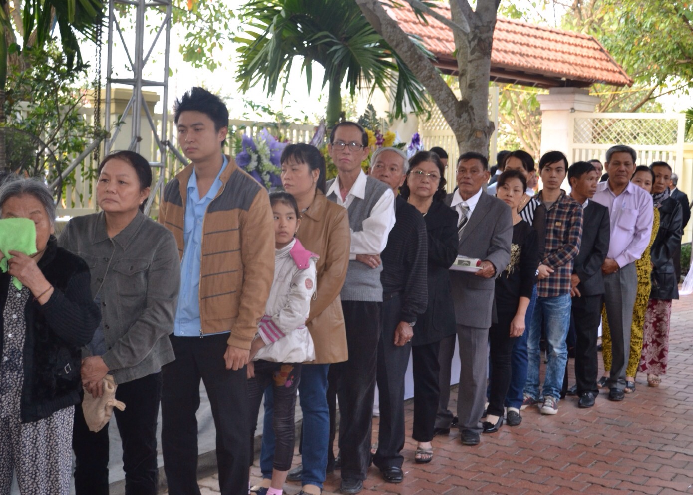 Bên ngoài ngôi nhà của đồng chí Nguyễn Bá Thanh, rất đông người dân đến tiễn biệt ông. Nhiều người đã không kìm nén được nỗi xúc động khi chia xa một người con ưu tú của quê hương.