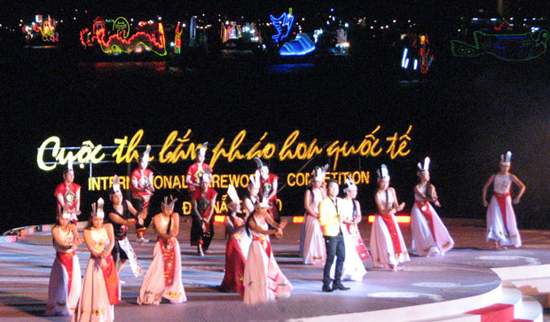 Một tiết mục biểu diễn của đoàn Ca múa nhạc thành phố Đà Nẵng tại cuộc thi trình diễn pháo hoa quốc tế Đà Nẵng 2010.           Ảnh: VÕ TÙNG