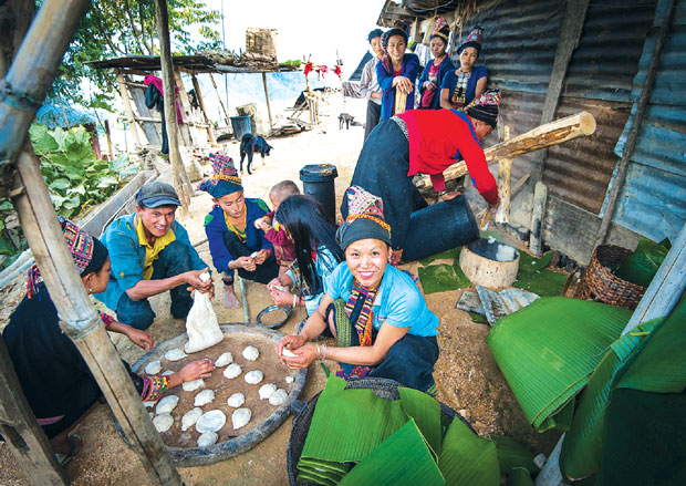 Bức ảnh có tên “Khauchi Papa” của tác giả Ari Vitikainen. Đó là bữa ăn của một gia đình thuộc dân tộc thiểu số Rshi ở Lào. Toàn gia đình chuẩn bị bữa ăn đặc biệt bằng gạo vừa thu hoạch với hạt mè để chào đón năm mới.