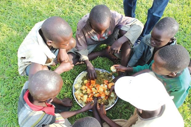 “Bữa ăn ngày Chủ nhật” của tác giả Darine Ndihokubwayo. Tác giả chụp cảnh những trẻ em đường phố ở Burundi đang tìm cách tái hòa nhập cộng đồng khi đất nước đã thoát khỏi cuộc chiến. Bức ảnh của nữ nhiếp ảnh nhận được nhiều phiếu bầu online nhất (175 phiếu).