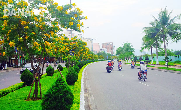 Đường Nguyễn Tất Thành góp phần giải quyết vấn đề giao thông của thành phố. 