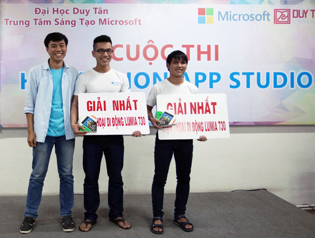 Thông qua các cuộc thi, sinh viên học CNTT có cơ hội áp dụng những kiến thức mình đã được học. Trong ảnh: Minh Vương và Đức Tuấn nhận đồng giải nhất cuộc thi Hackathon App Studio.