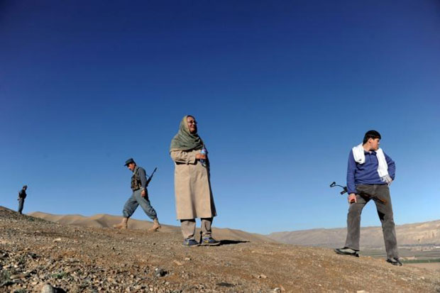 Bà Habiba Sarabi (giữa) trở thành “biểu tượng” của phái nữ Afghanistan khi vượt qua bao nhiêu kỳ thị, bất công với phái mạnh để trở thành người đứng đầu tỉnh Bamiyan ở miền trung Afghanistan vào năm 2005.