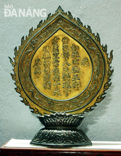 Tương truyền, cả hai mặt “Quả tim lửa” đều khắc chữ rập theo ngự bút của vua Minh Mạng. Ảnh: L.G.L