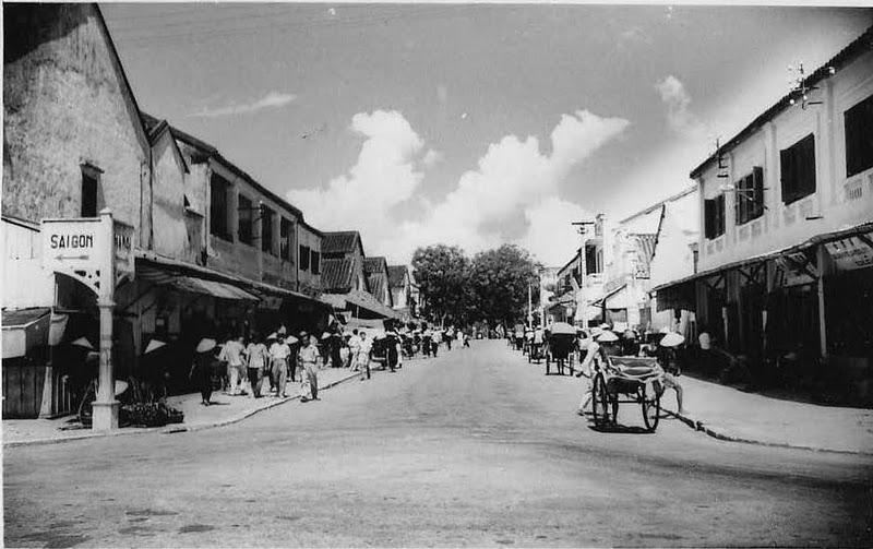 Đường Hà Nội xưa! nay là đường Hùng Vương, con đường buôn bán sầm uất nhất nhì Đà Nẵng.