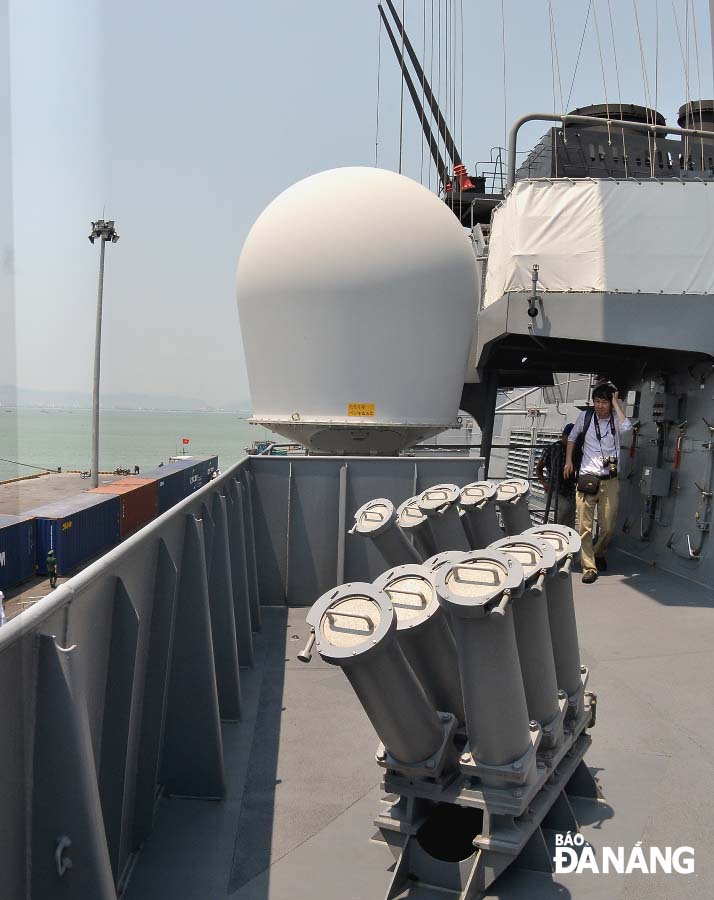 Hệ thống tên lửa tầm ngắn và tầm xa, cùng với pháo cao xạ được trang bị trên tàu có thể tấn công cùng lúc nhiều mục tiêu khác nhau.