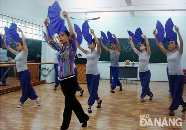 Một buổi học múa tại Trường Trung học Văn hóa - Nghệ thuật Đà Nẵng.
