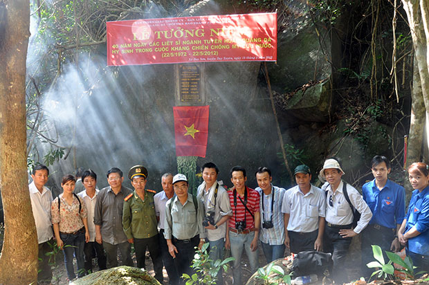 Tại lễ tưởng niệm 40 năm ngày các liệt sĩ ngành Tuyên huấn Quảng Đà hy sinh trong cuộc kháng chiến chống Mỹ cứu nước ở Hòn Tàu, Quảng Nam. (nguồn: Ban Tuyên giáo Thành ủy cung cấp)