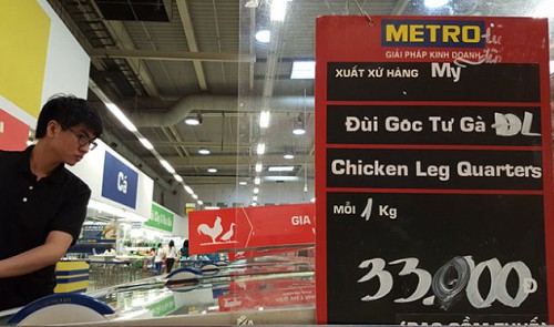 A shopper chooses chicken at a Metro store in Ho Chi Minh City on July 29, 2015. Tuoi Tre