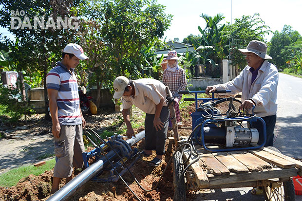 Công ty CP Xây dựng 303 sử dụng thiết bị chuyên dùng ép nối đường ống dẫn nước sạch tại xã Hòa Nhơn.