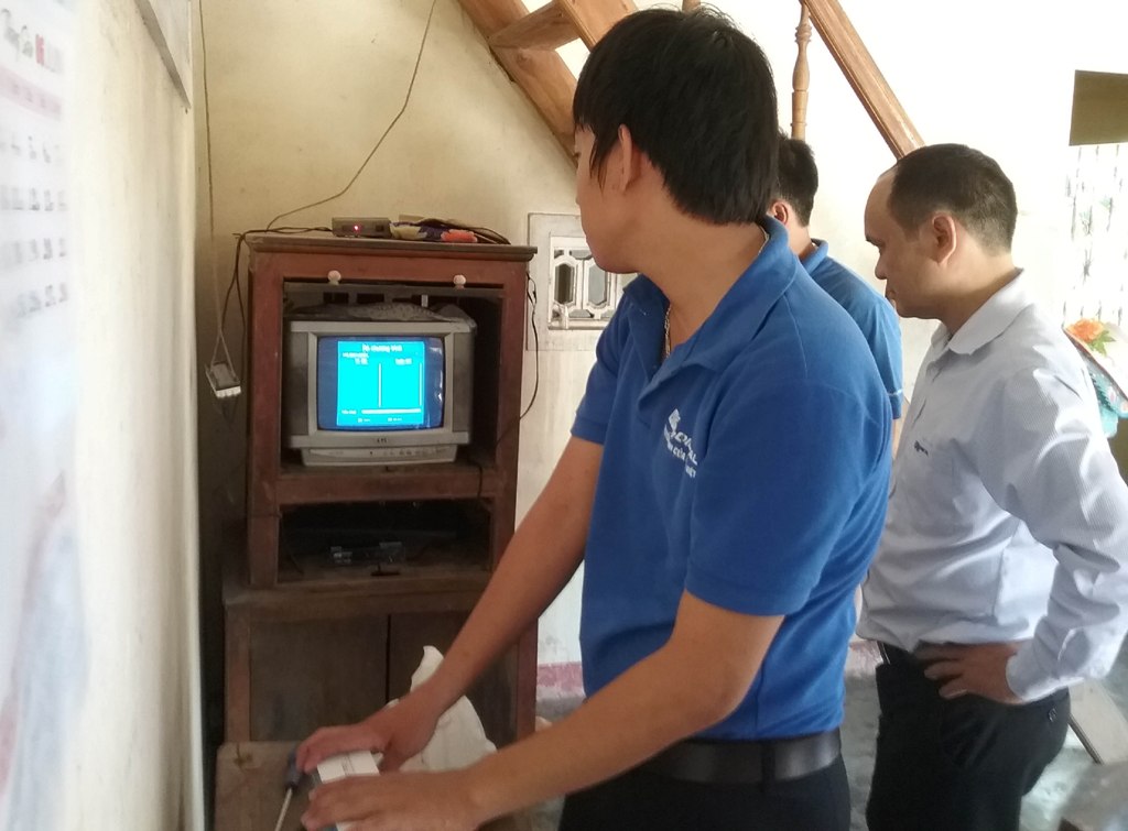 Lắp đạt đầu thu truyền hình số theo chương trình hỗ trợ hộ khó khăn ở xã Hòa Nhơn do Công ty VTC dịch vụ truyền hình số thực hiện