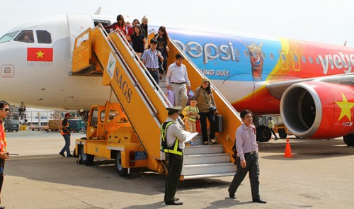 Passengers disembark from a VietJet Air plane. Tuoi Tre