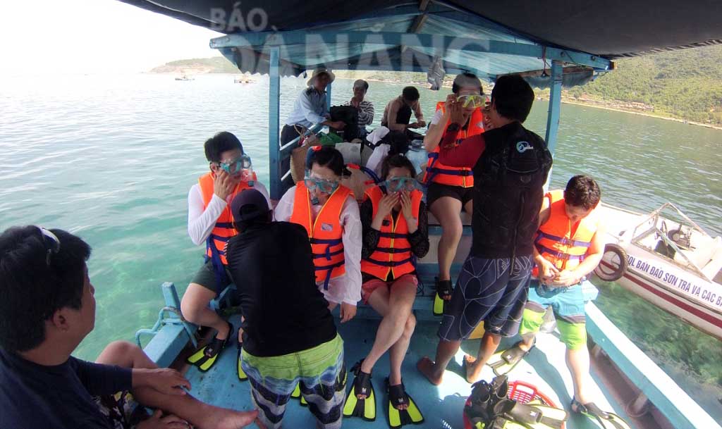 Theo ông Nguyễn Đức Vũ, Phó trưởng Ban quản lý Bán đảo Sơn Trà và các bãi biển du lịch Đà Nẵng, khi tham gia tour lặn ngắm san hô, du khách có thể xuất phát từ bến cầu tạm tại Trung tâm Tìm kiếm cứu 