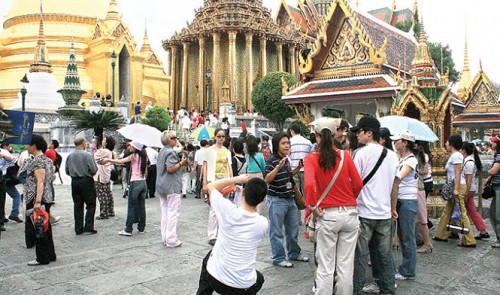 Vietnamese tourists visit a pagoda in Thailand.Tuoi Tre 