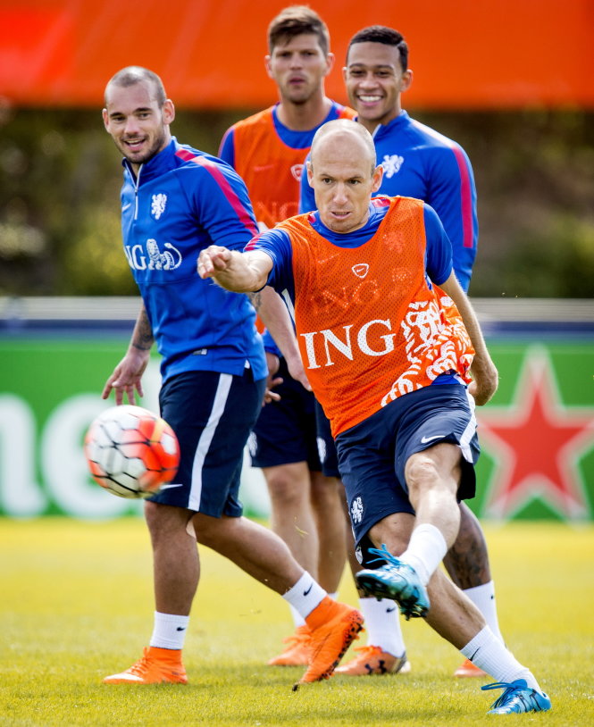 Robben và đồng đội tập luyện chuẩn bị cho trận gặp Iceland. Ảnh: AFP
