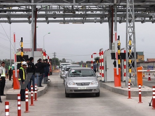 A line of cars moving past a toll collection.(Source: VNA)