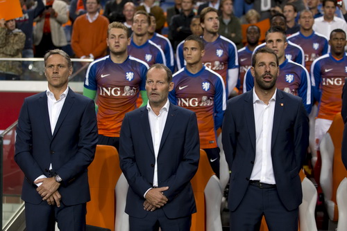 Hai cựu tiền đạo Van Basten và Van Nistelrooy tham gia BHL nhưng các chân sút tuyển Hà Lan thi đấu mờ nhạt