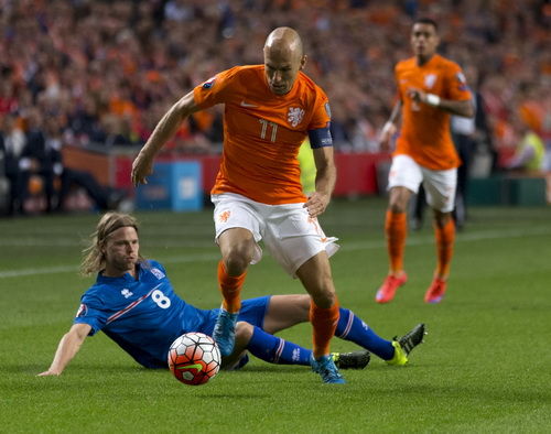 Thủ quân Arijen Robben thi đấu rất hay trước khi rời sân vì chấn thương