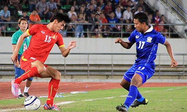 Dù rất nỗ lực nhưng với sự chuẩn bị quá hời hợt, U-19 Việt Nam (áo đỏ) đã không thể giành được một kết quả lạc quan trước U-19 Thái Lan (áo xanh).