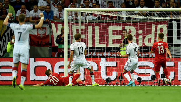 Thomas Muller (số 13) mở tỷ só cho đội tuyển Đức.