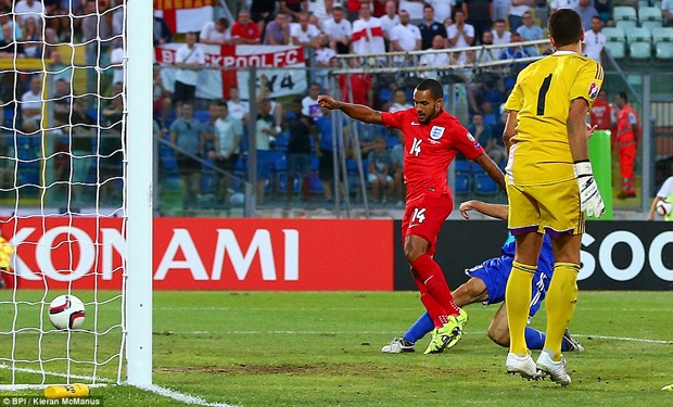 Với “cú đúp” của mình, Theo Walcott (áo đỏ) góp phần quan trọng để giúp Anh giành chiếc vé đầu tiên đến Pháp vào mùa hè sang năm.