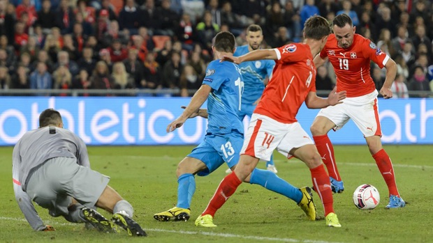 Josip Drmic (áo đỏ, bìa phải) trở thành “người hùng” của Thụy Sĩ khi ghi bàn thắng quyết định cho đội chủ nhà vào phút 90.